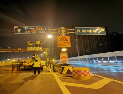 泰州郑州市北三环彩虹桥交通标志牌安装现场